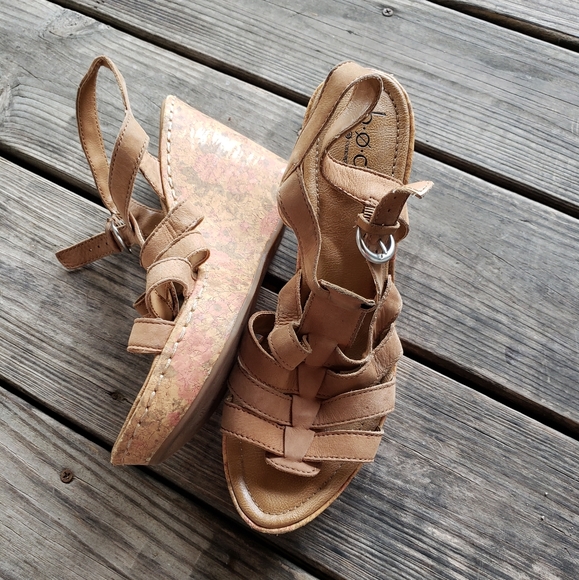 Boc beige leather wedge platform floral sandals